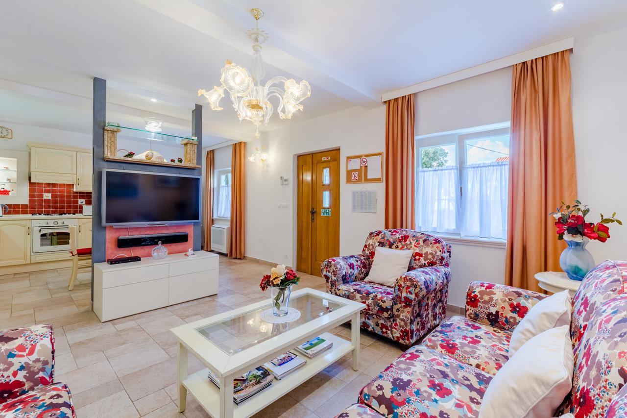 Apartments Villa Camellia - Adults Only Supetar Bagian luar foto