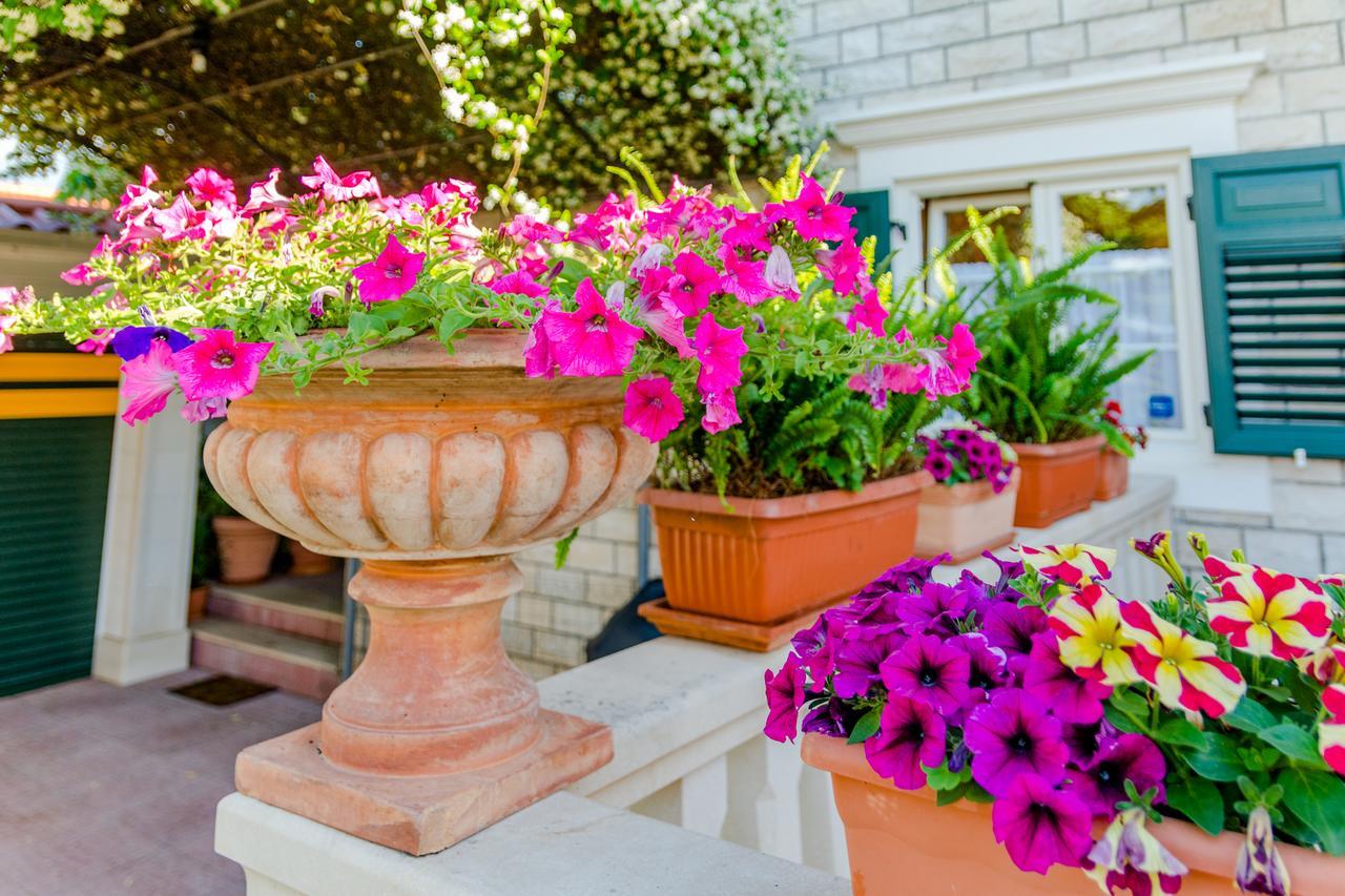 Apartments Villa Camellia - Adults Only Supetar Bagian luar foto