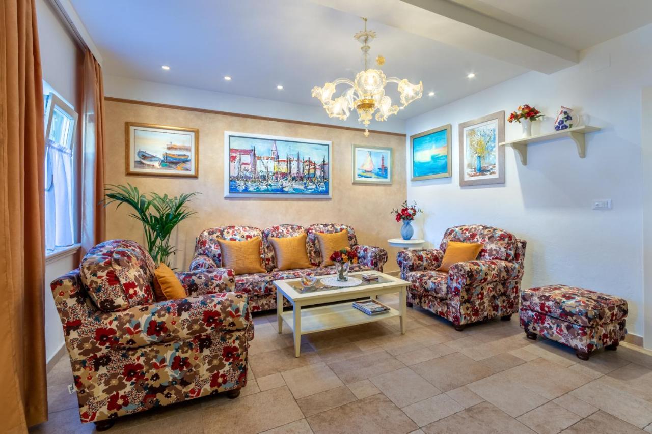 Apartments Villa Camellia - Adults Only Supetar Bagian luar foto