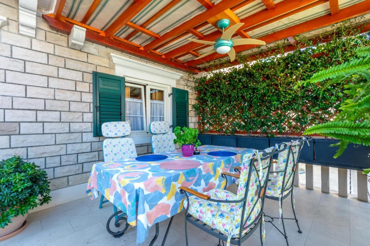 Apartments Villa Camellia - Adults Only Supetar Bagian luar foto